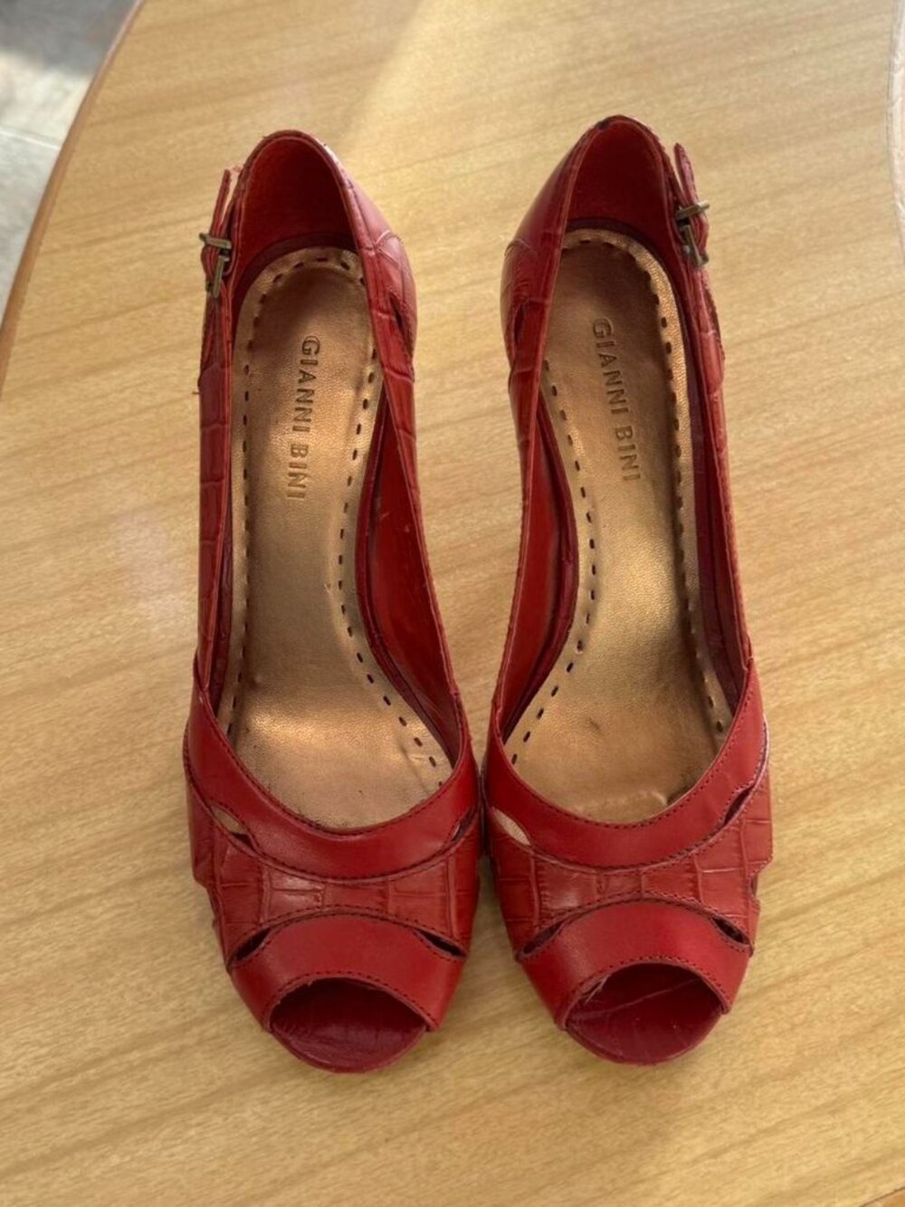 Gianni Bini Women's Red and Burgundy Courts